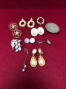 A COLLECTION OF COSTUME JEWELLERY TO INCLUDE TWO PAIRS OF MONET CLIP ON EARRINGS, OTHER EARRINGS,