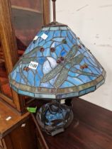 A TIFFANY STYLE TABLE LAMP.