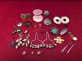 A VARIETY OF JEWELLERY TO INCLUDE FOUR PAIRS OF UNUSUAL STYLED SILVER EARRINGS, A TURQUOISE SET