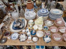 A LARGE COLLECTION OF ANTIQUE AND LATER TEA AND DINNER WARES ETC.