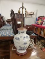 A LARGE TABLE LAMP WITH ORIENTAL VASE FORM BASE.