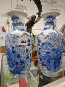 A PAIR OF SMALL CHINESE BLUE AND WHITE VASES.