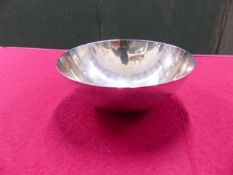 AN ASPREY SILVER SMALL BOWL WITH GILDED INTERIOR. WEIGHT 168grms.