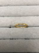 AN 18ct HALLMARKED GOLD WEDDING BAND RING. FINGER SIZE I. WEIGHT 2.32grms.