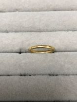 AN 18ct HALLMARKED GOLD WEDDING BAND RING. FINGER SIZE I. WEIGHT 2.32grms.