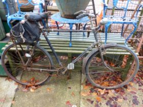 A VINTAGE GENTS BICYCLE.