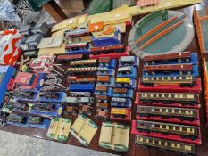 TWO BOXED HORNBY DUBLO TRAIN SETS AND A LARGE COLLECTION OF FURTHER ENGINES, CARRIAGES AND STOCK.