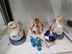 A PAIR OF POTTERY DUCKS, A BLOODHOUND AND TWO OTHER FIGURES