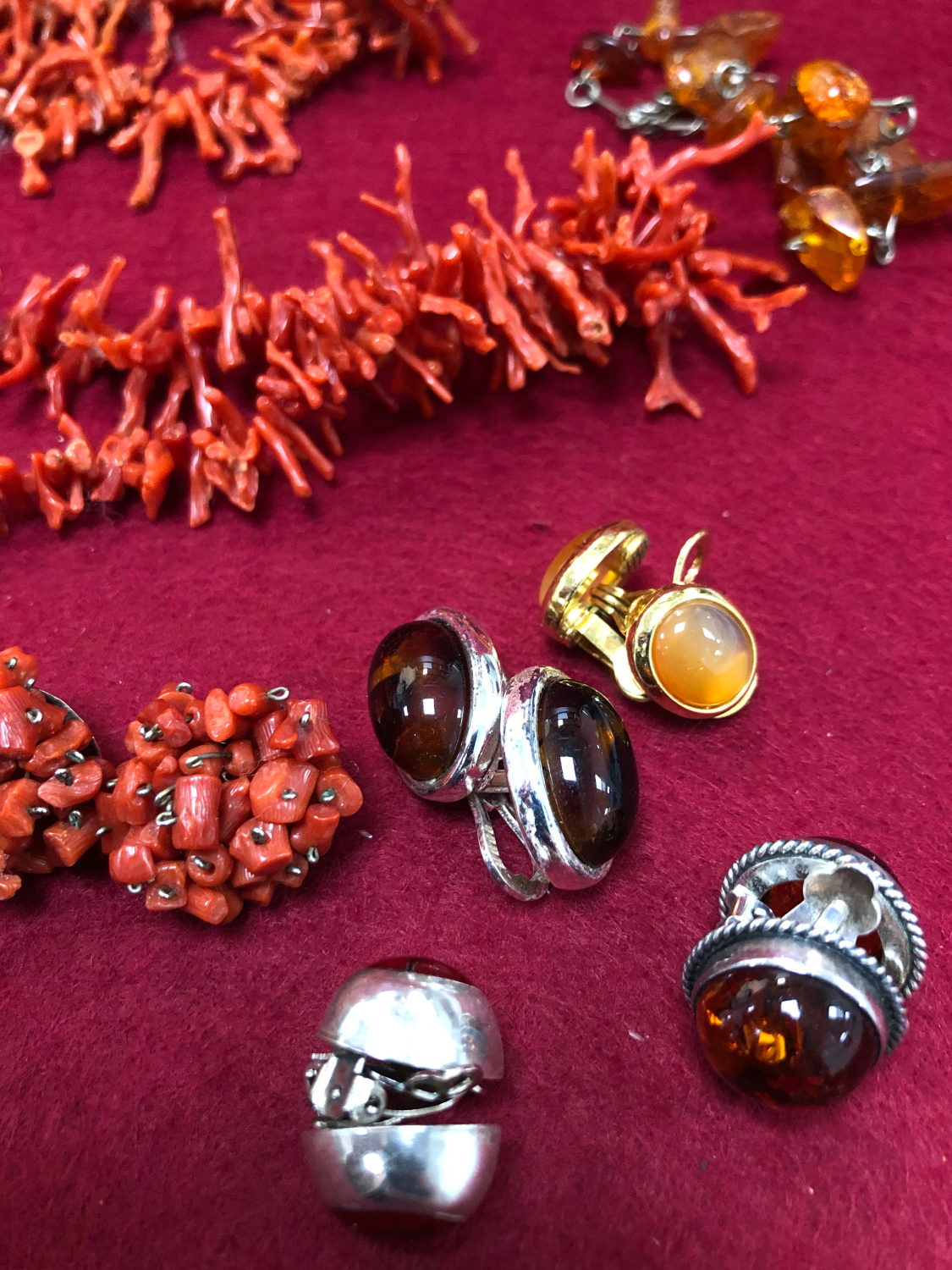 A QUANTITY OF AMBER,CORAL, RESIN AND OTHER JEWELLERY SOME PIECES SET IN SILVER. - Image 4 of 5