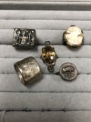 FIVE VARIOUS VINTAGE RINGS, TO INCLUDE A PORTRAIT CAMEO, A STONE SET EXAMPLE AND THREE ARTISAN STYLE