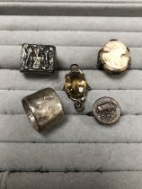 FIVE VARIOUS VINTAGE RINGS, TO INCLUDE A PORTRAIT CAMEO, A STONE SET EXAMPLE AND THREE ARTISAN STYLE