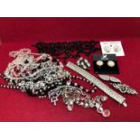 A COLLECTION OF MOSTLY VINTAGE PASTE, MARCASITE AND DIAMANTE DRESS JEWELLERY TO INCLUDE SWAROVSKI