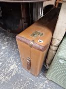 A VINTAGE LEATHER SUITCASE / TRUNK WITH BRASS FITTINGS.
