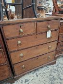 AN EARLY 19TH C. SMALL MAHOGANY CHEST OF DRAWERS.