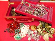 A COLLECTION OF VINTAGE AND OTHER COSTUME JEWELLERY TO INLCUDE SIGNED PIECES BY JAMIE LONDON, AN