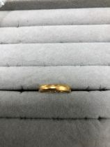 A 22ct HALLMARKED GOLD WEDDING BAND RING. FINGER SIZE K 1/2. WEIGHT 5.29grms.