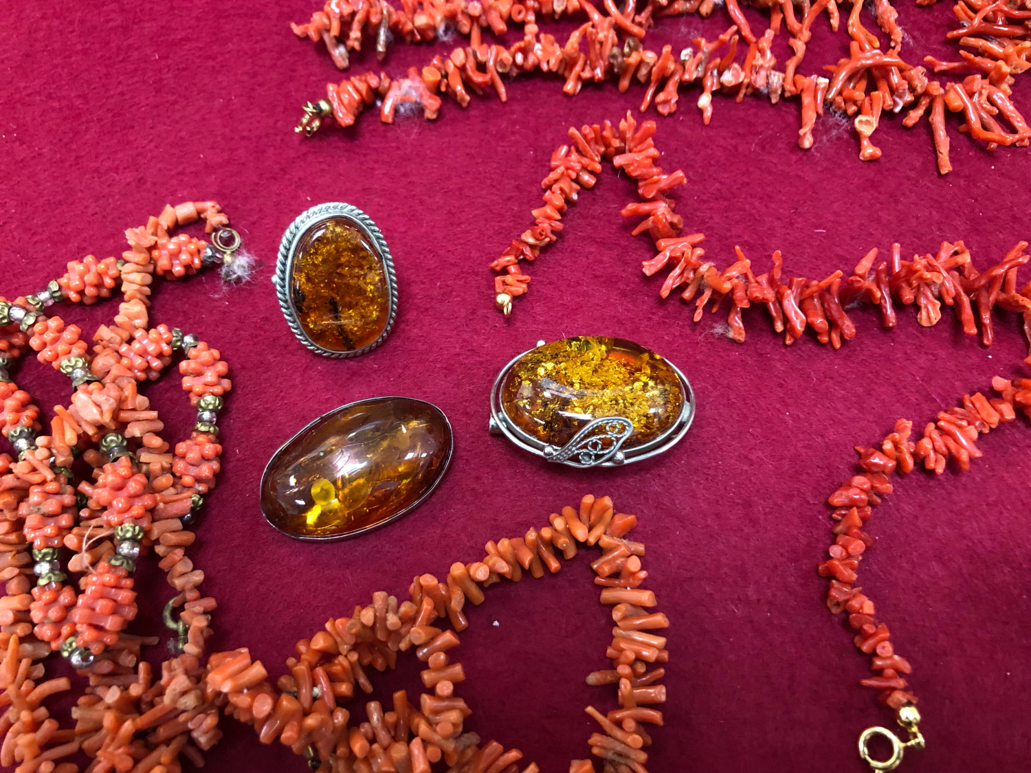 A QUANTITY OF AMBER,CORAL, RESIN AND OTHER JEWELLERY SOME PIECES SET IN SILVER. - Image 3 of 5