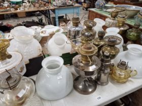 A COLLECTION OF VINTAGE OIL LAMPS.