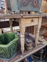 A SMALL PINE KITCHEN TABLE.