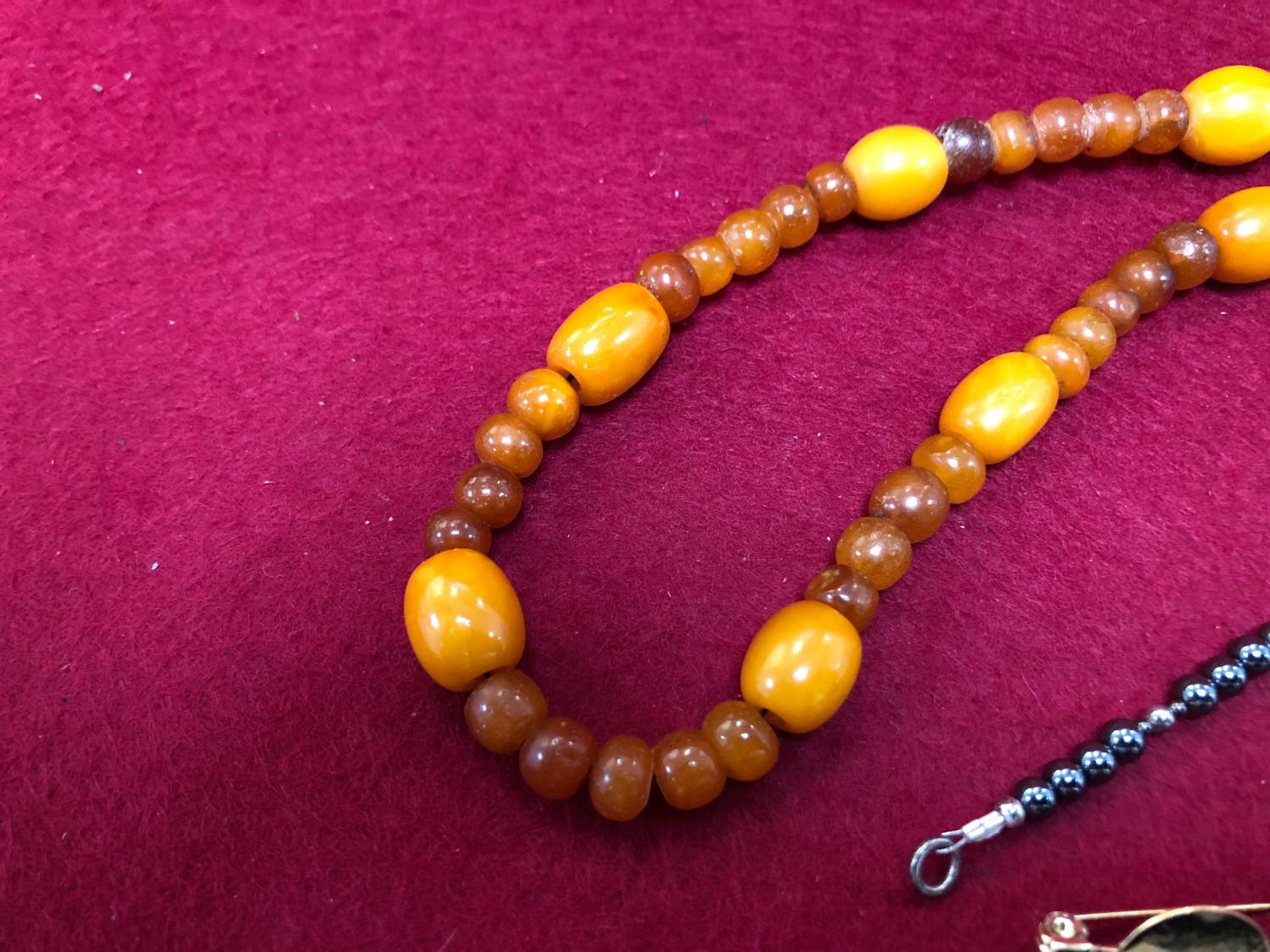 A NECKLACE OF MULTI AMBER BEADS, A MAJORICA COSTUME PEARL NECKLACE, A COALPORT PORCELAIN BROOCH, AND - Image 2 of 3