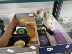 A COLLECTION OF VINTAGE PERFUME BOTTLES AND A QUANTITY OF COMPACTS.