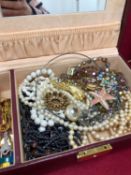 A VARIED COLLECTION OF JEWELLERY TO INCLUDE UNHALLMARKED SILVER, A LARGE BUTTERFLY NECKLACE IN BRASS