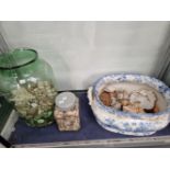 A COLLECTION OF SEA SHELLS TOGETHER WITH A BLUE AND WHITE FOOT BATH