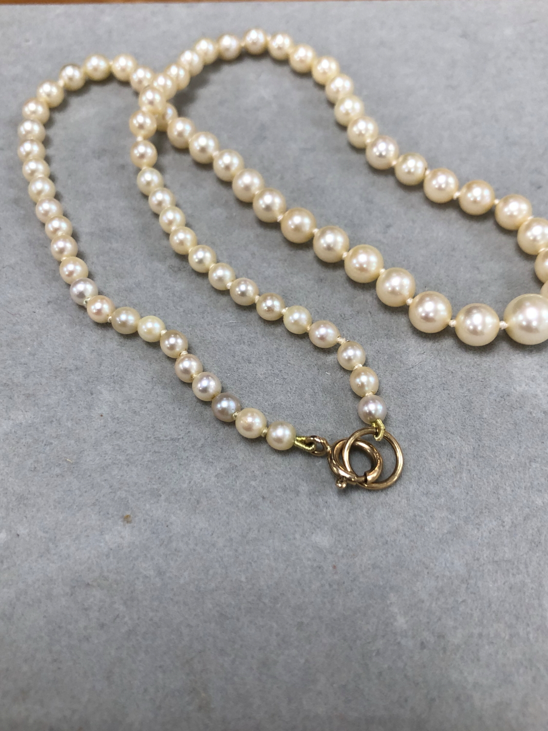 A PRINCESS ROW OF GRADUATED CULTURED PEARLS, KNOTTED WITH GOLD FITTINGS. LENGTH 46cms. - Image 2 of 3