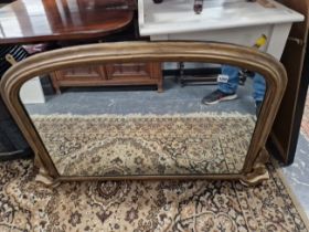 A VICTORIAN GILT FRAMED OVAL MANTLE MIRROR.