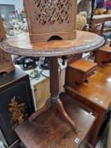 A VICTORIAN TRIPOD TABLE WITH CHEQUER BOARD TOP.