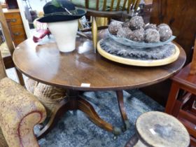 A GEORGIAN TWIN PEDESTAL TABLE WITH CENTRAL LEAF.