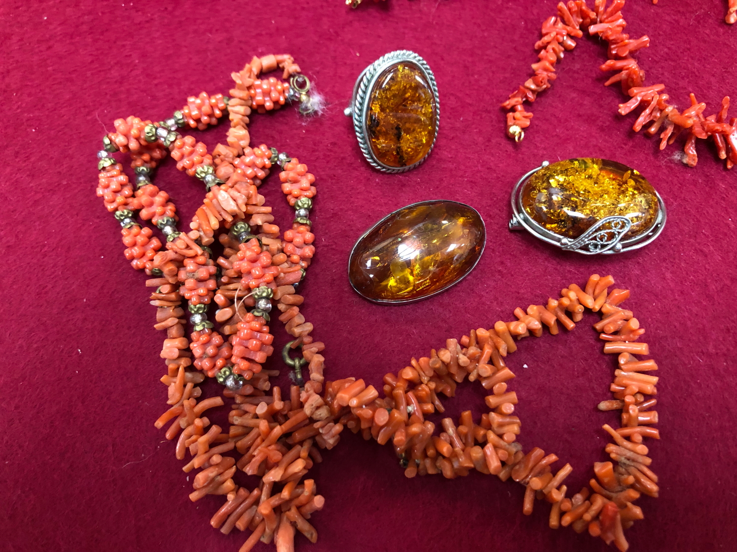 A QUANTITY OF AMBER,CORAL, RESIN AND OTHER JEWELLERY SOME PIECES SET IN SILVER. - Image 2 of 5