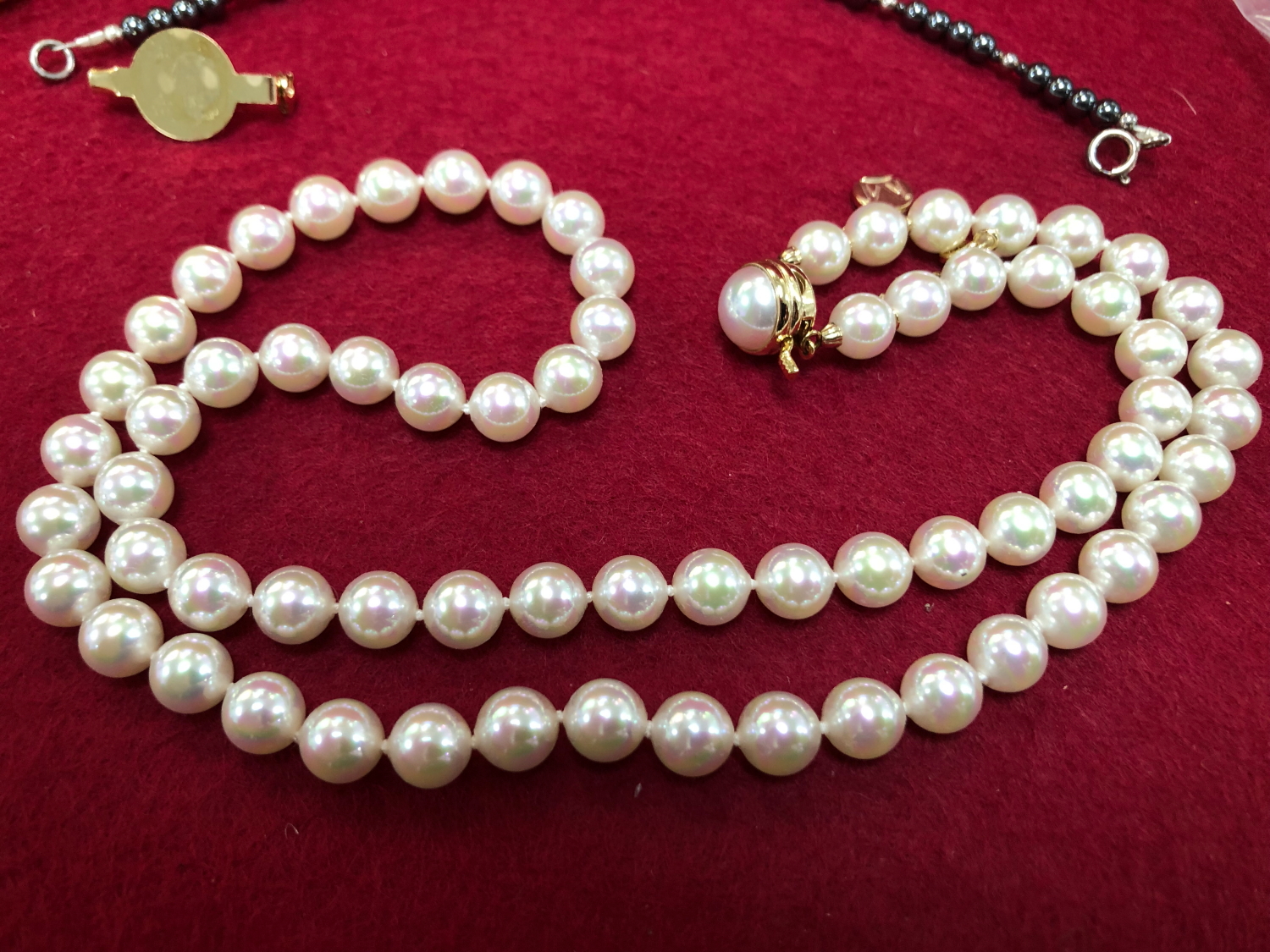 A NECKLACE OF MULTI AMBER BEADS, A MAJORICA COSTUME PEARL NECKLACE, A COALPORT PORCELAIN BROOCH, AND - Image 3 of 3