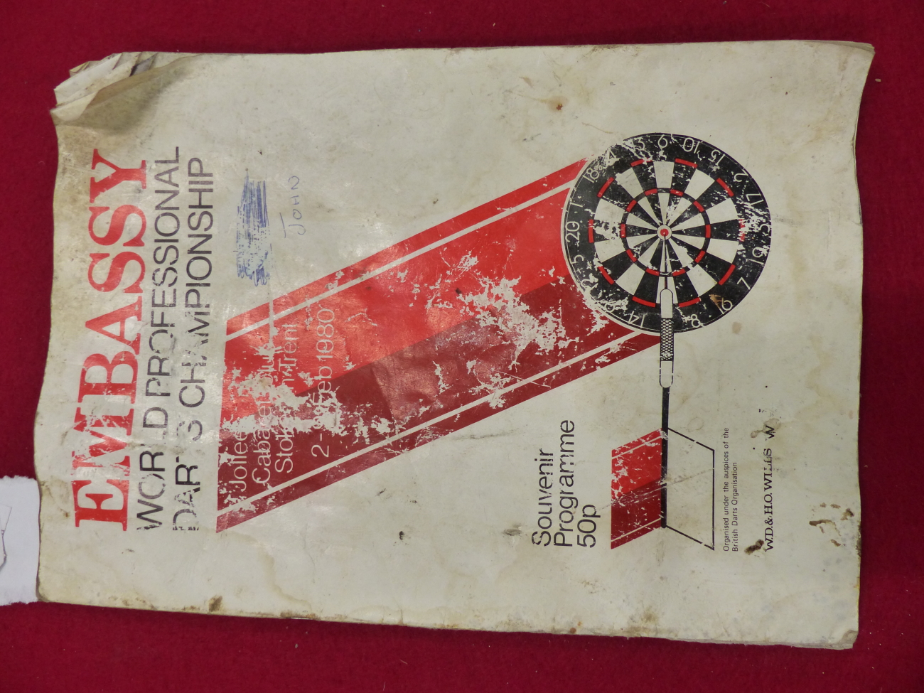 AN EMBASSY WORLD DARTS CHAMPIONSHIP PROGRAMME NK SIGNED BY THE PLAYERS FROM THE 1980'S.