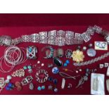 A QUANTITY OF MIXED JEWELLERY COMPOSED OF STERLING SILVER, CONTINENTAL SILVER AND DRESS JEWELLERY,