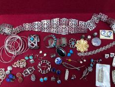 A QUANTITY OF MIXED JEWELLERY COMPOSED OF STERLING SILVER, CONTINENTAL SILVER AND DRESS JEWELLERY,