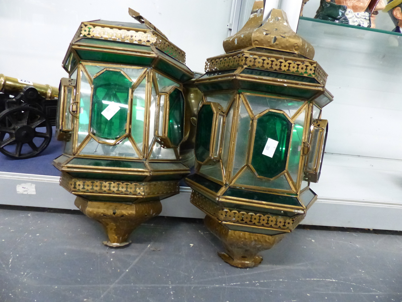 A PAIR OF GREEN AND CLEAR GLASS WALL LANTERNS TOGETHER WITH A PURPLE AND TURQUOISE GLASS AND BRASS - Image 2 of 2