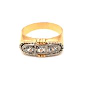 A VINTAGE THREE STONE CUBIC ZIRCONIA RING. UNHALLMARKED, WITH INDISTINCT MARKS TO THE REVERSE OF THE
