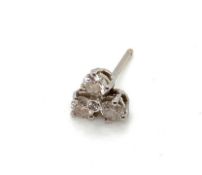 A FOUR STONE DIAMOND EARRING. THE SINGLE EARRING WITH NO HALLMARKS, ASSESSED AS 18ct WHITE GOLD. THE