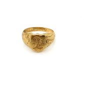 A VINTAGE FAMILY CREST SEAL RING WITH A SHIELD HEAD. UNHALLMARKED, WITH INDISTINCT PART MAKERS