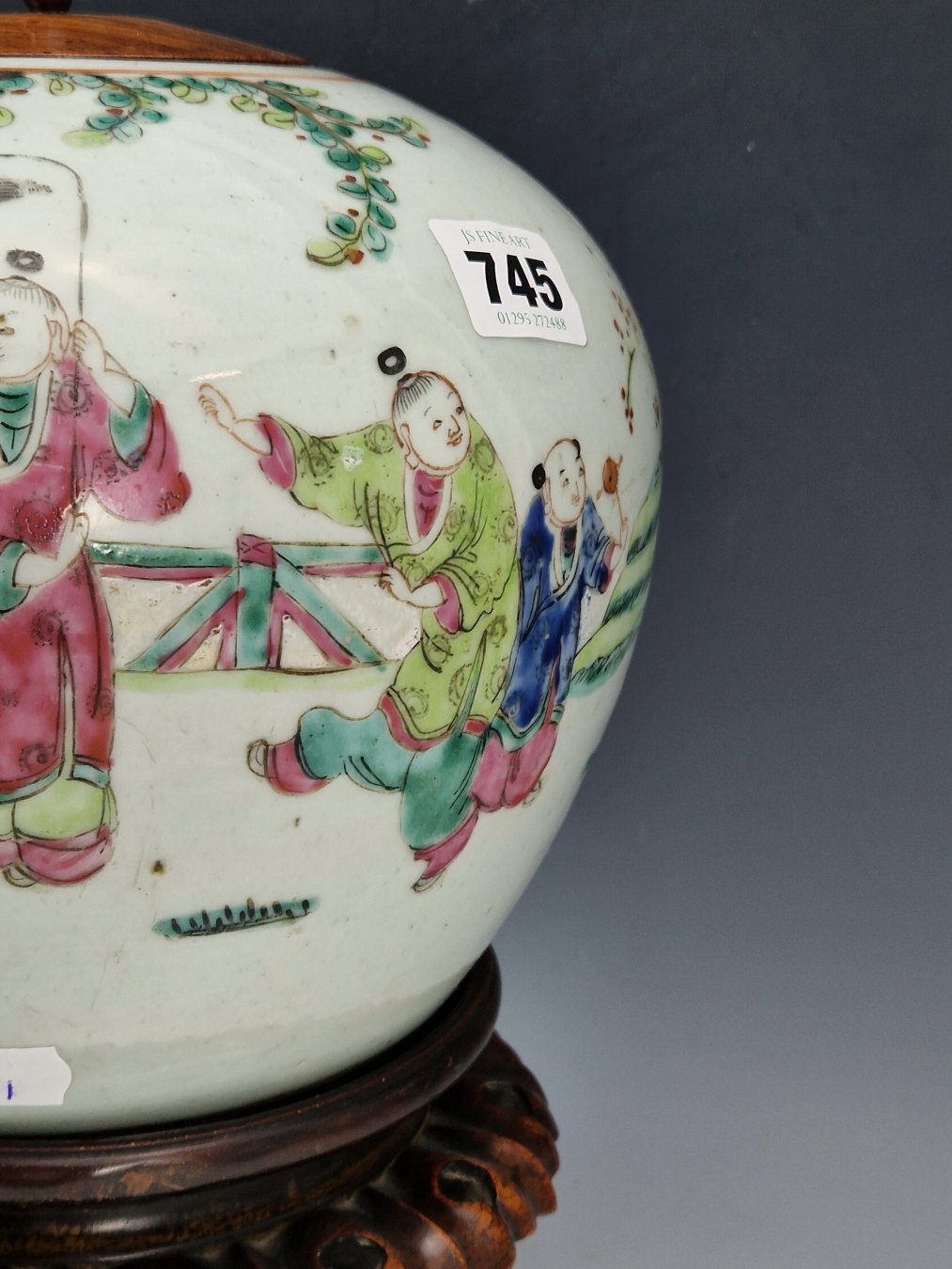 A CHINESE FAMILLE VERT SQUAT FORM JAR DECORATED WITH FAMILY SCENE. AND STANDING ON A CARVED WOODEN - Image 5 of 19