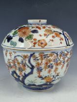AN 18th C. JAPANESE IMARI BOWL AND COVER PAINTED WITH FLOWERING SHRUBS, TREES AND WITH