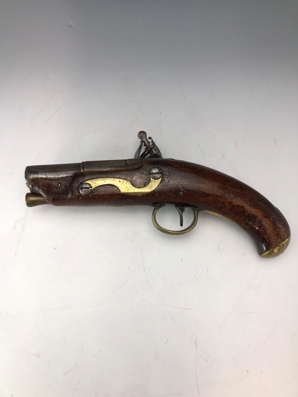 A BARNETT FLINTLOCK PISTOL WITH A BRASS TRIGGER GUARD AND A WOODEN RAMROD BELOW THE BARREL - Image 2 of 6