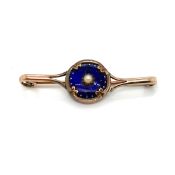 AN ANTIQUE BLUE ENAMEL AND PEARL BAR BROOCH WITH CLOSED BACK SETTING. LENGTH 4.7cms. THE BROOCH