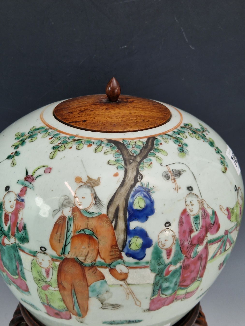 A CHINESE FAMILLE VERT SQUAT FORM JAR DECORATED WITH FAMILY SCENE. AND STANDING ON A CARVED WOODEN - Image 3 of 19
