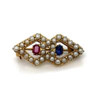 A SAPPHIRE, RUBY AND SEED PEARL GEOMETRIC TYPE BAR BROOCH. UNHALLMARKED, ASSESSED AS 14ct GOLD