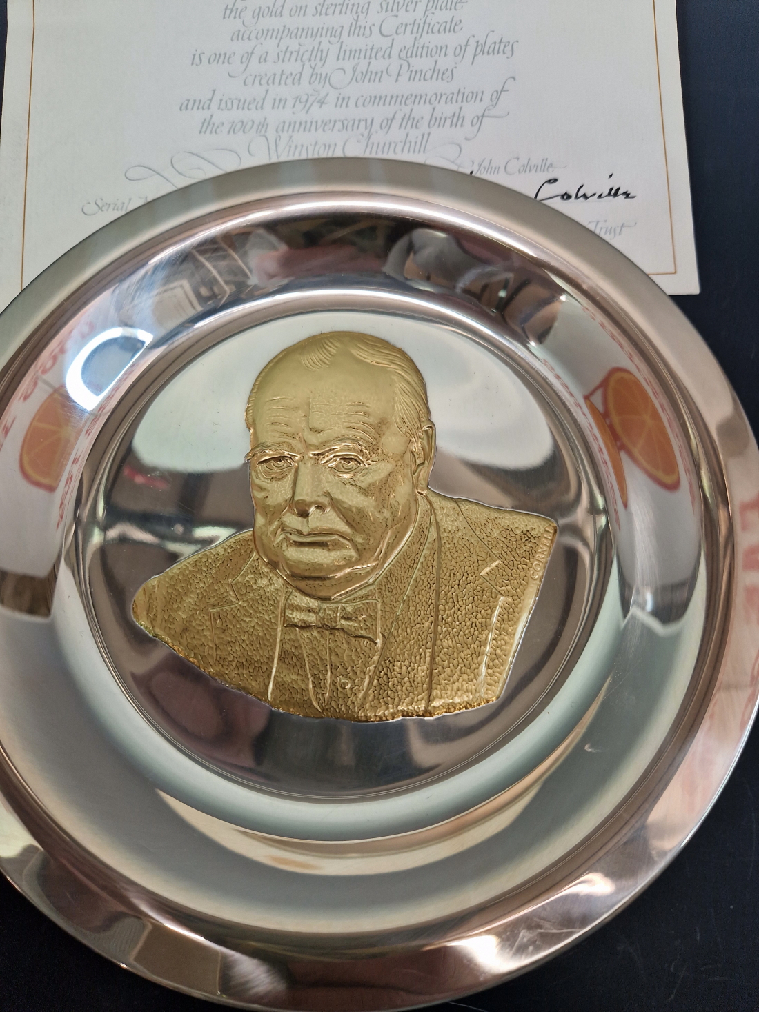 A BOXED SILVER 1974 JOHN PINCHES CHURCHILL CENTENARY PLATE WITH CERTIFICATE NO 1849, THE CENTRAL - Image 2 of 7