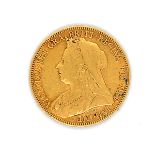 A VICTORIAN 1899 22ct GOLD FULL SOVEREIGN COIN.