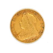 A VICTORIAN 1899 22ct GOLD FULL SOVEREIGN COIN.