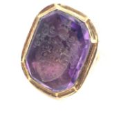 AN ANTIQUE OCTAGONAL AMETHYST INTAGLIO SEAL RING. HEAD MEASUREMENTS 2.5 x 2.0mm. THE RING
